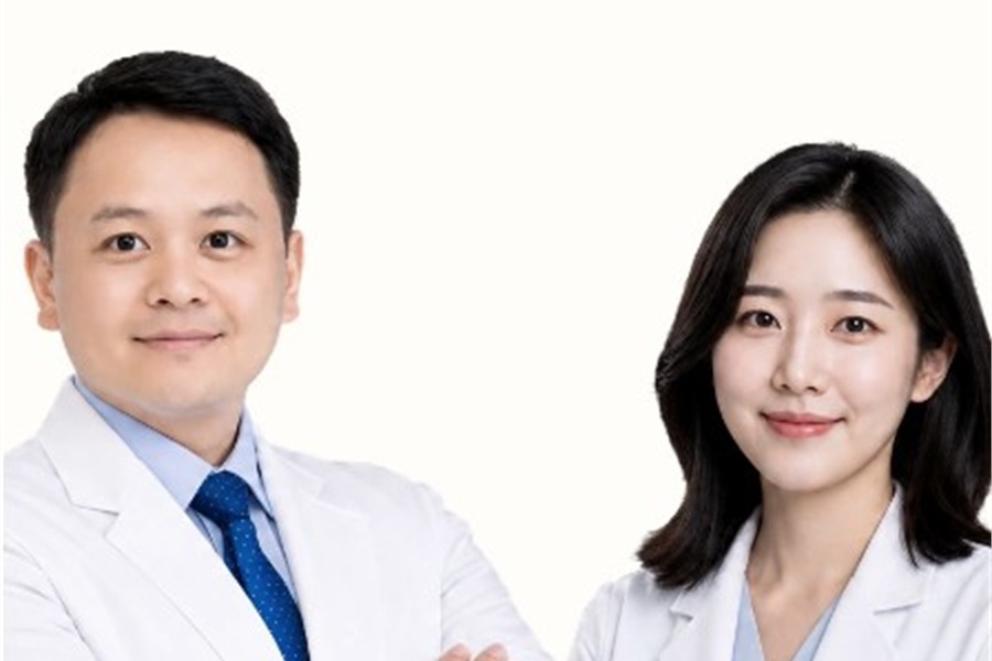 밝은 표정으로 함께 인사하는 노블아이경희한의원 원장 두 분